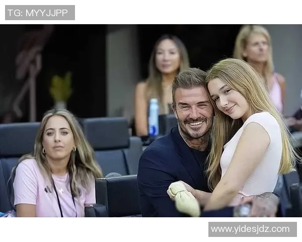 足球明星携女儿海外征战绿茵场展现父女情深与运动热情